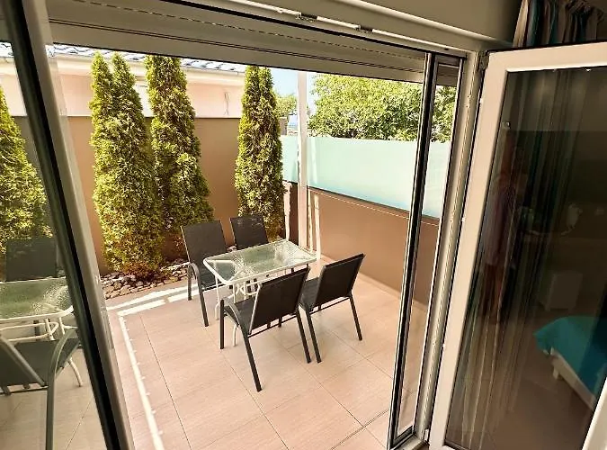 Crystal Blue Apartment *